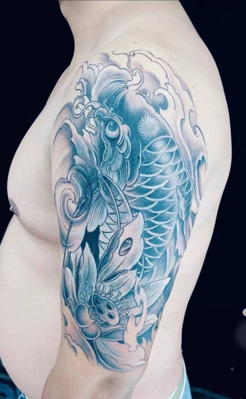 招财锦鲤遮盖纹身图片_肩部手臂新传统纹身图案