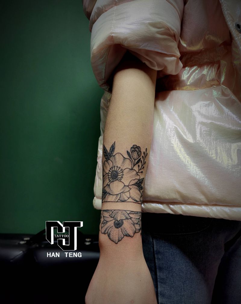 素花臂环纹身图片_手臂点刺纹身图案