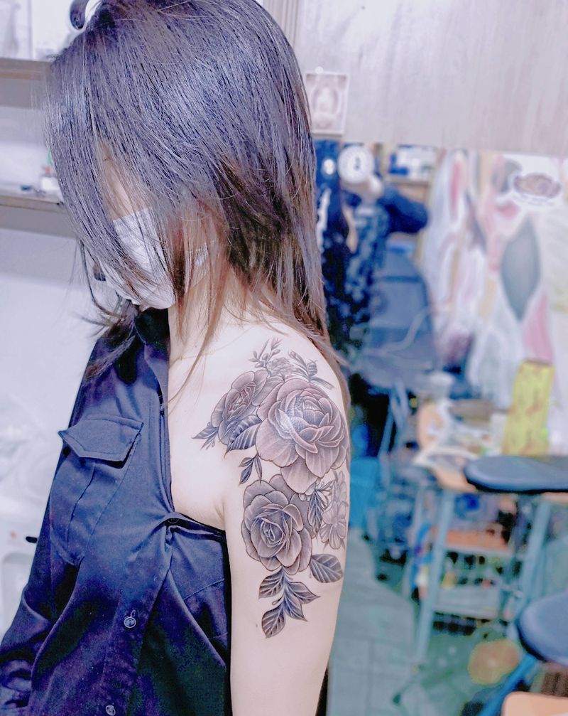 素花修改纹身图片_肩部纹身图案