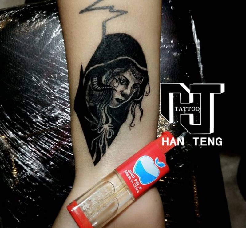 女像纹身图片_手臂欧美写实点刺遮盖纹身图案