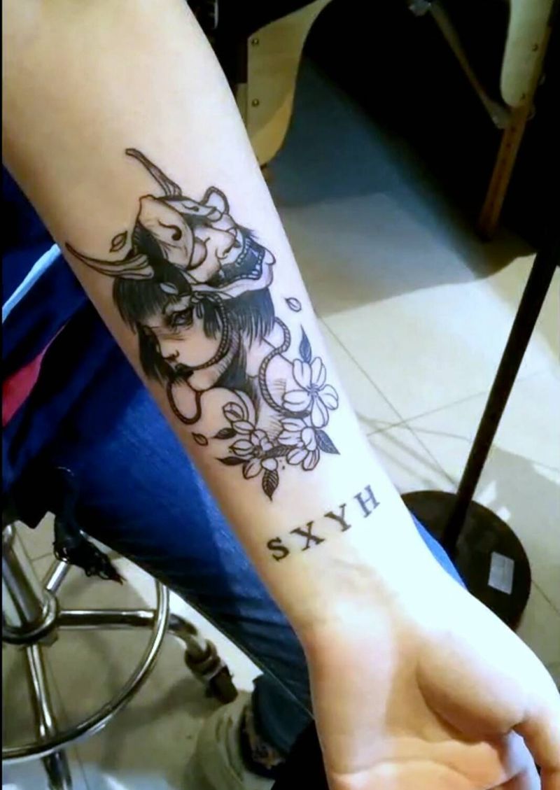 小臂般若面具小女孩纹身图片