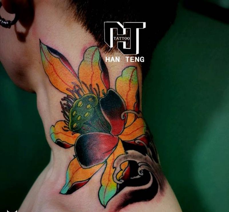 荷花纹身图片_颈部肩部新传统荷花纹身图案