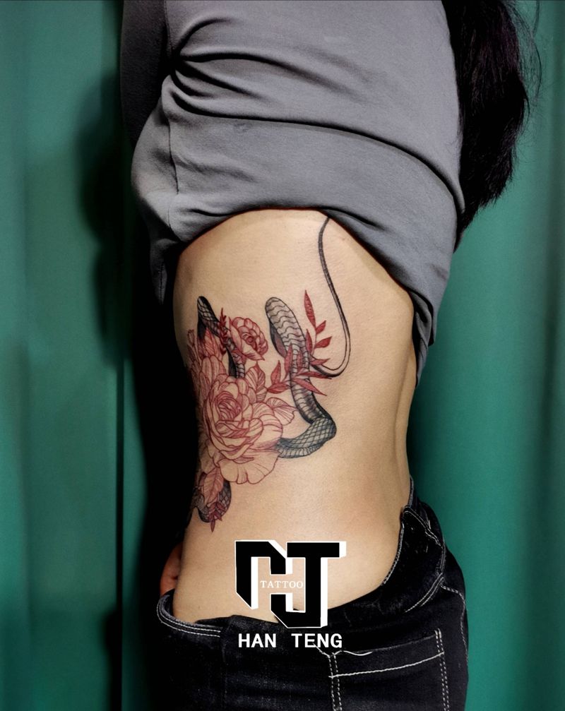 侧腰素花蛇纹身图片_腹部腰部几何图腾素花蛇素花纹身图案