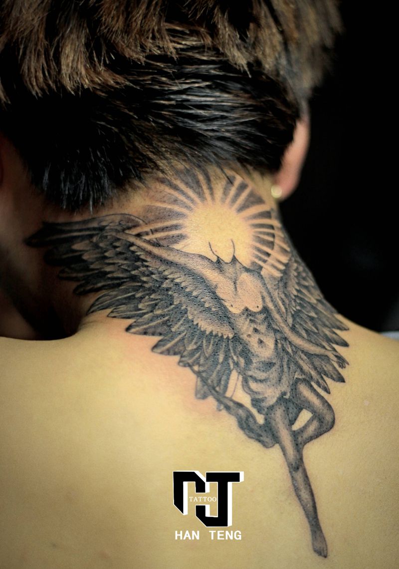 GD同款天使纹身图片_颈部背部欧美写实纹身图案