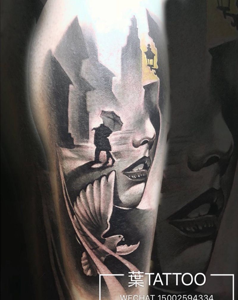 拥吻纹身图片_腿部欧美写实水墨鸽子接吻街景纹身图案