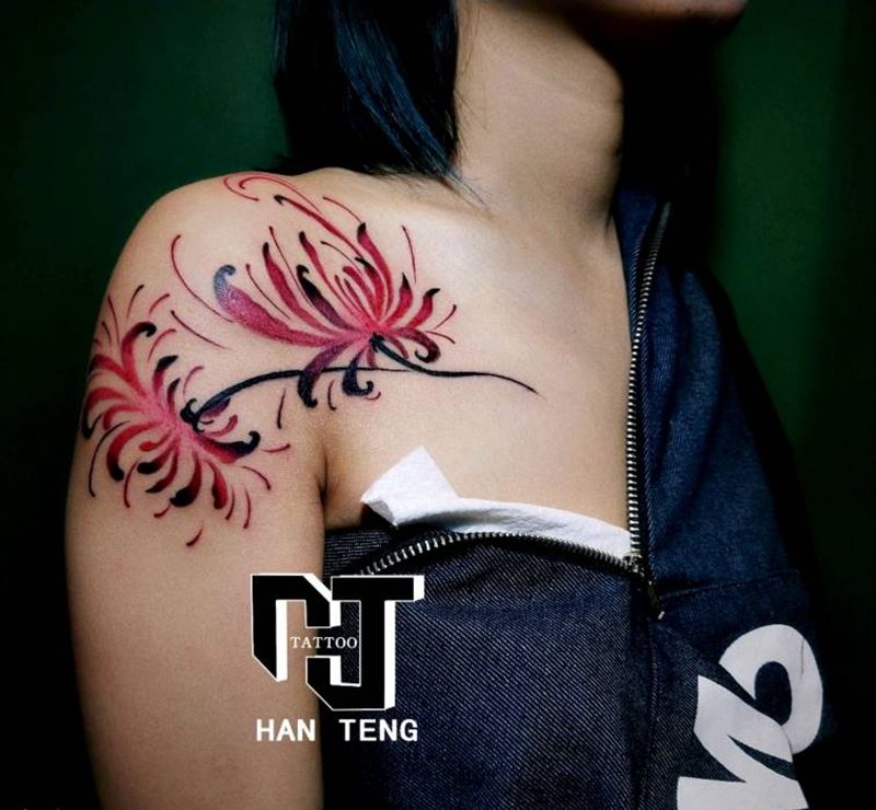 彼岸花纹身图片_肩部胸部水彩图腾彼岸花纹身图案