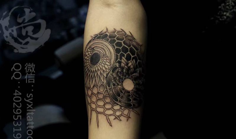 蜂巢八卦纹身图片