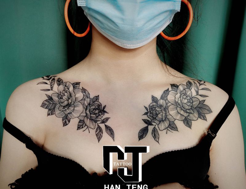 素花纹身图片_肩部点刺纹身图案