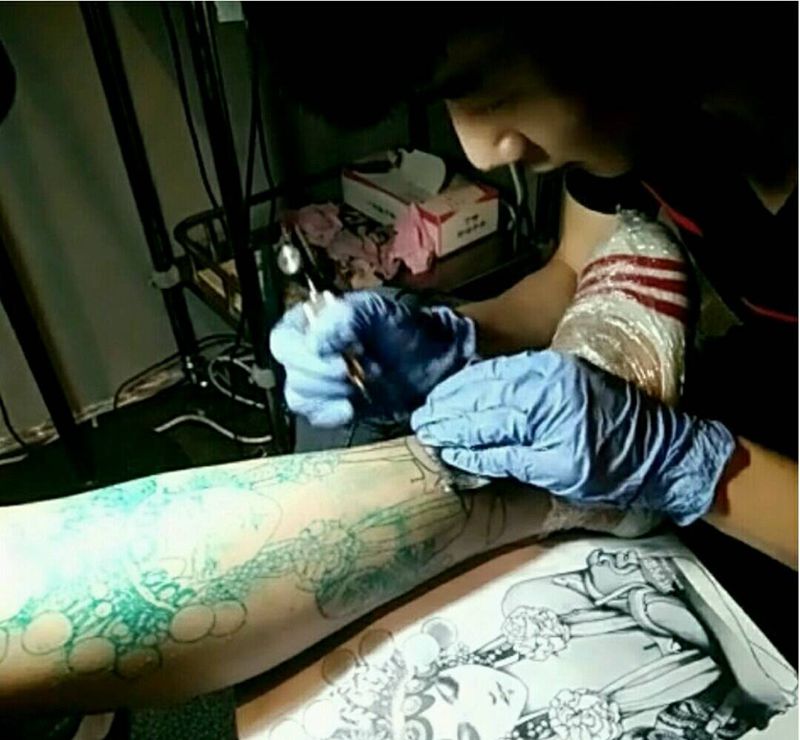 小腿花旦纹身图片