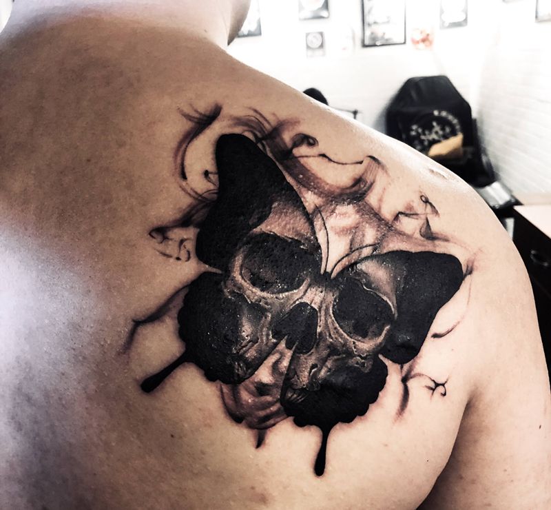 骷髅蝴蝶纹身图片_肩部欧美写实骷髅蝴蝶暗黑纹身图案