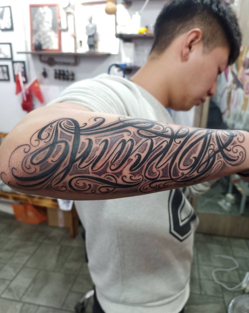 花体字纹身图片_手臂花体字纹身图案