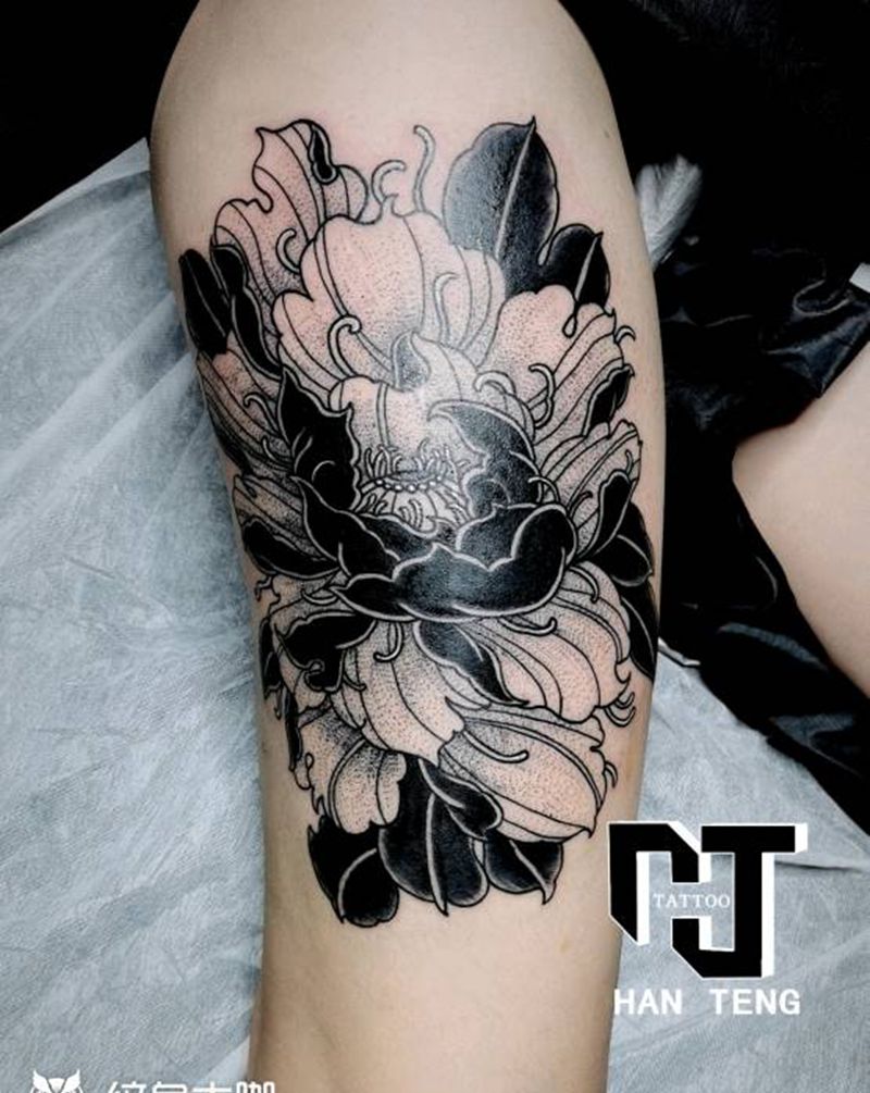 大腿牡丹纹身图片_腿部点刺图腾牡丹纹身图案