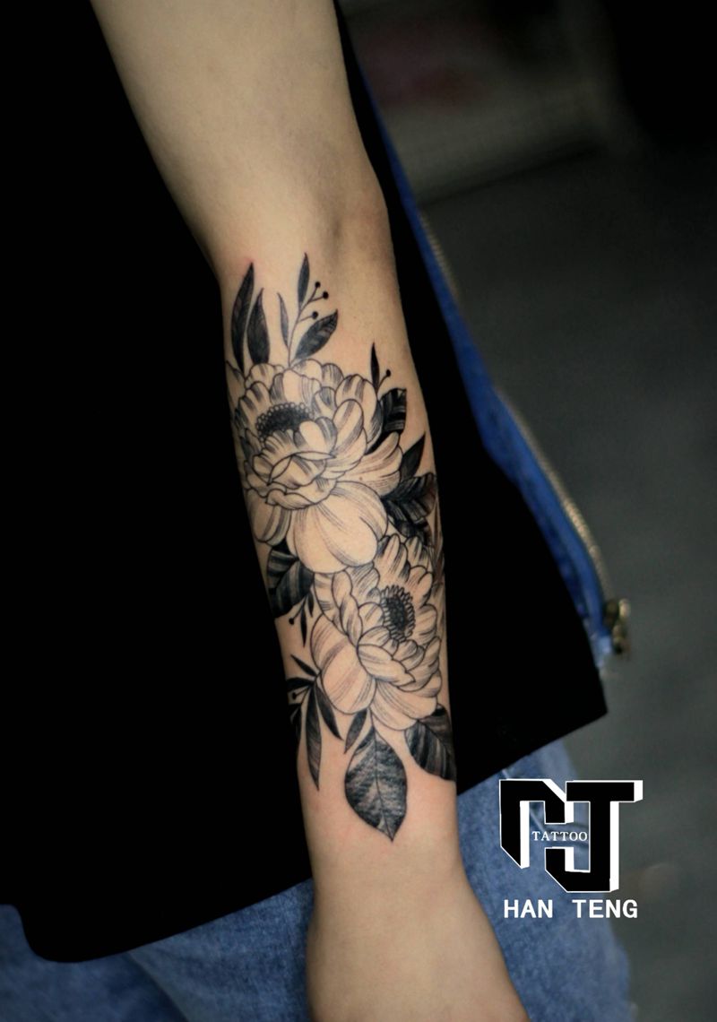 素花纹身图片_手臂点刺素花纹身图案