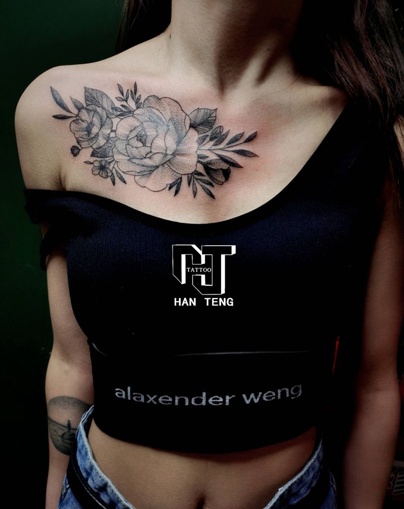 素花纹身图片_肩部点刺素花纹身图案