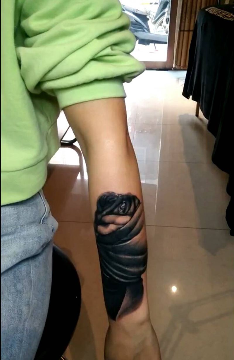 小臂外侧巴哥（遮盖）纹身图片