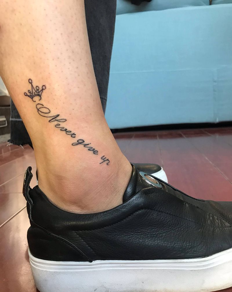 never give up纹身图片_腿部花体字小字母纹身图案