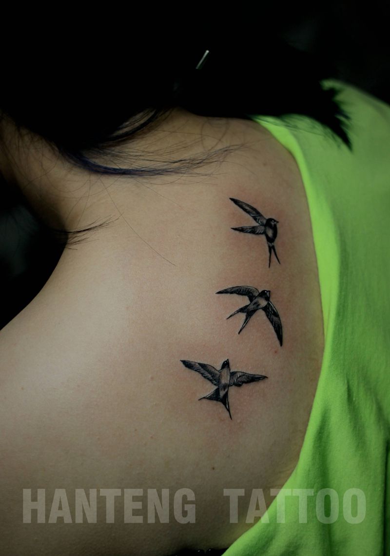 小燕子纹身图片_背部肩部图腾几何纹身图案