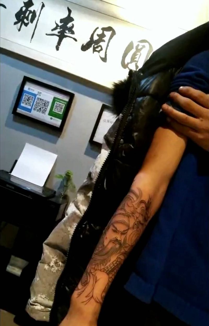 小臂线条关公纹身图片