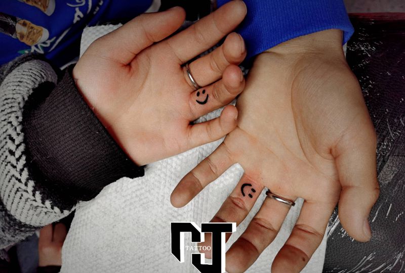 笑脸纹身图片_手部几何纹身图案