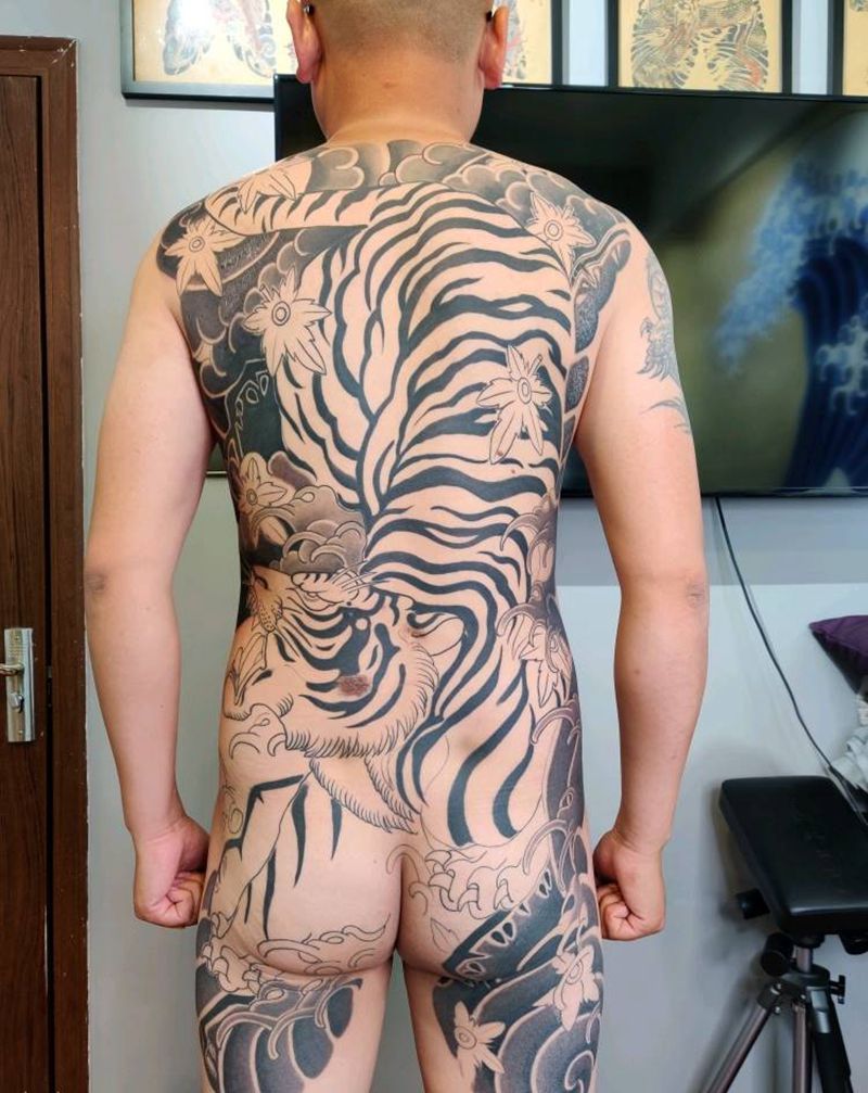 下山虎纹身图片_背部老传统纹身图案