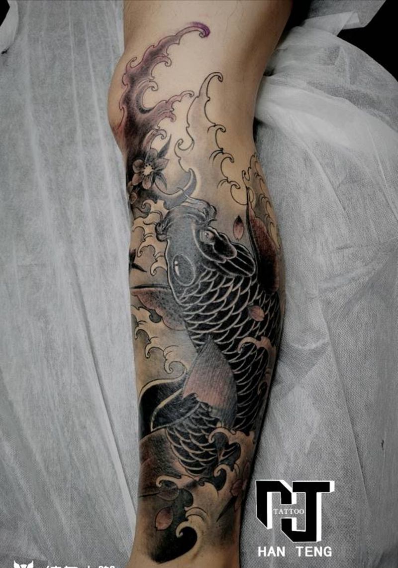 遮盖鲤鱼纹身图片_腿部新传统鲤鱼遮盖纹身图案