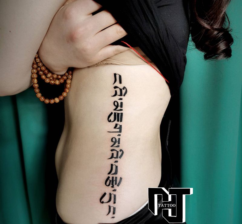 藏文纹身图片_腰部腹部几何图腾藏文纹身图案