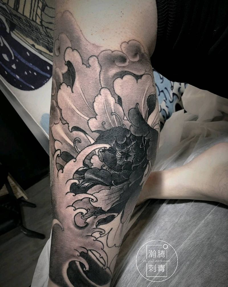 牡丹水浪包小腿纹身图片_腿部新传统水浪牡丹纹身图案