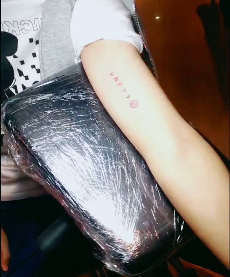 六色字母纹身图片