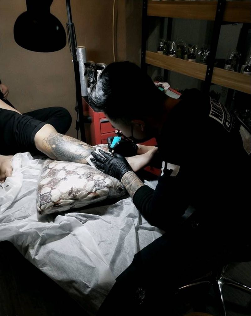 工作照纹身图片_腿部新传统纹身图案