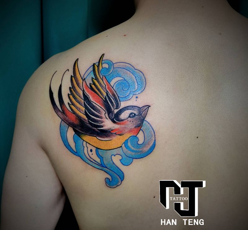 燕子纹身图片_肩部背部Old School纹身图案