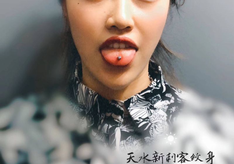 舌钉纹身图片