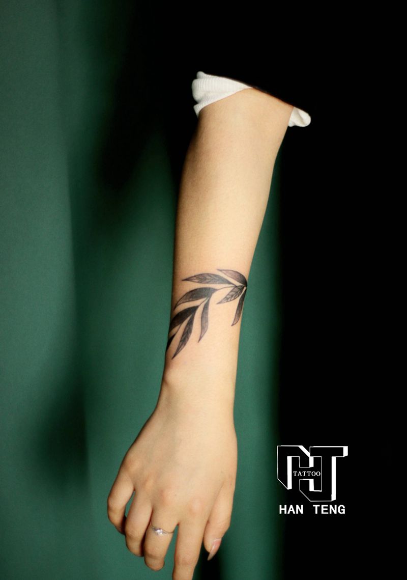 树叶纹身图片_手臂图腾点刺纹身图案