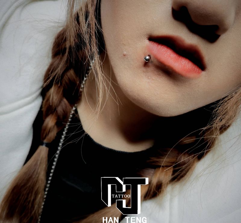 穿孔唇钉纹身图片_颈部几何纹身图案