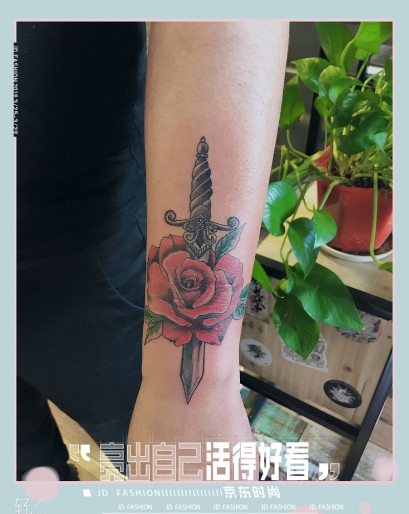 玫瑰带刀纹身图片_手臂新传统玫瑰纹身图案