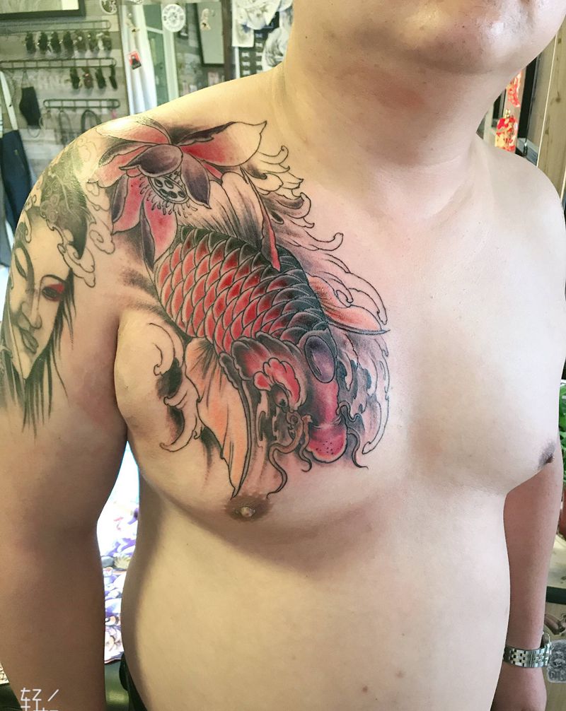 锦鲤纹身图片_胸部新传统纹身图案