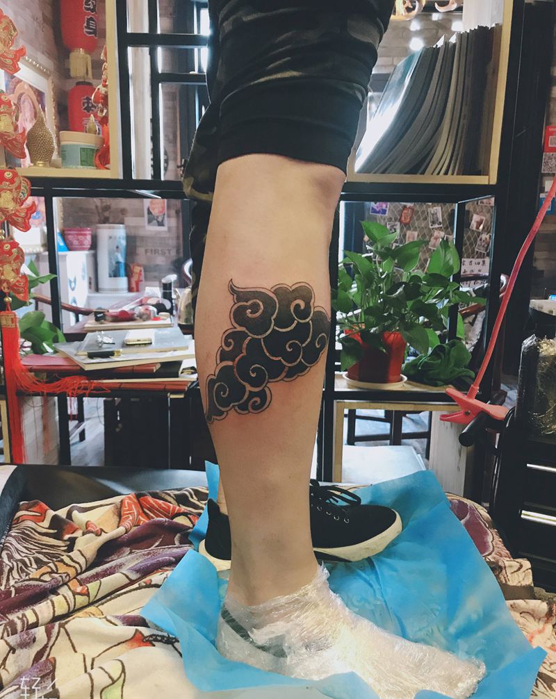 祥云遮盖纹身图片_腿部老传统纹身图案