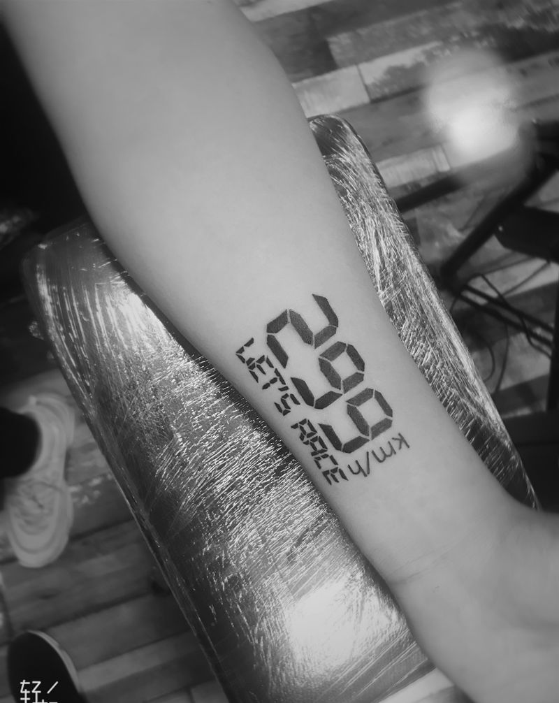 时速纹身图片_手臂花体字纹身图案