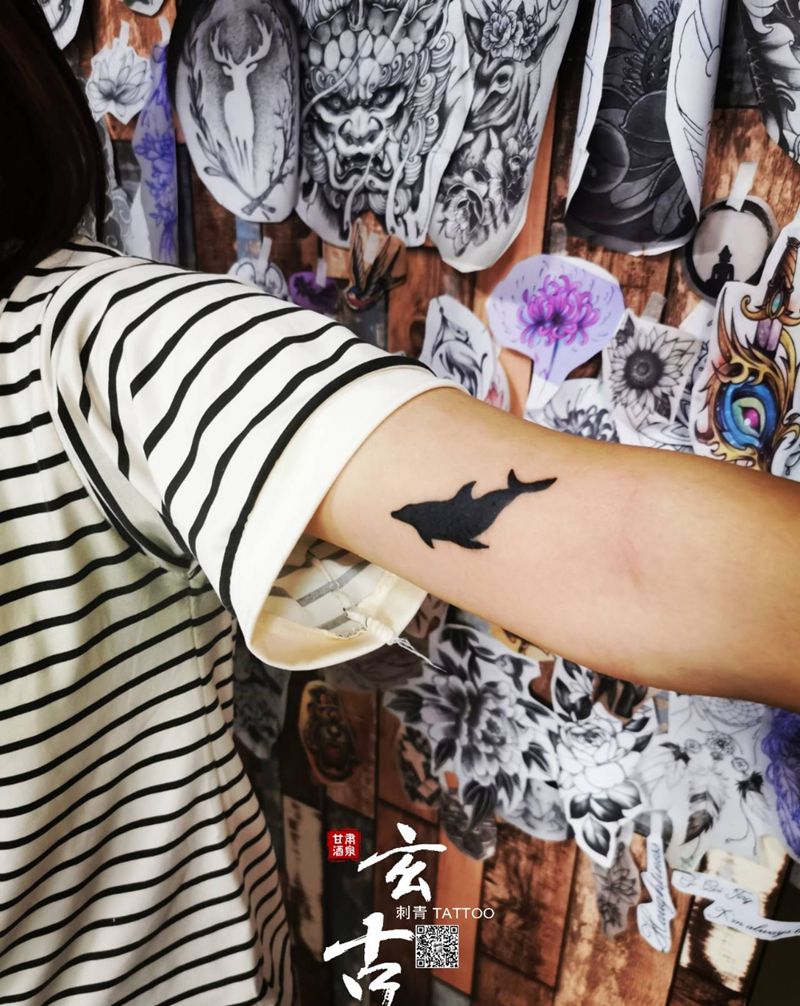 小海豚纹身图片_手臂图腾纹身图案