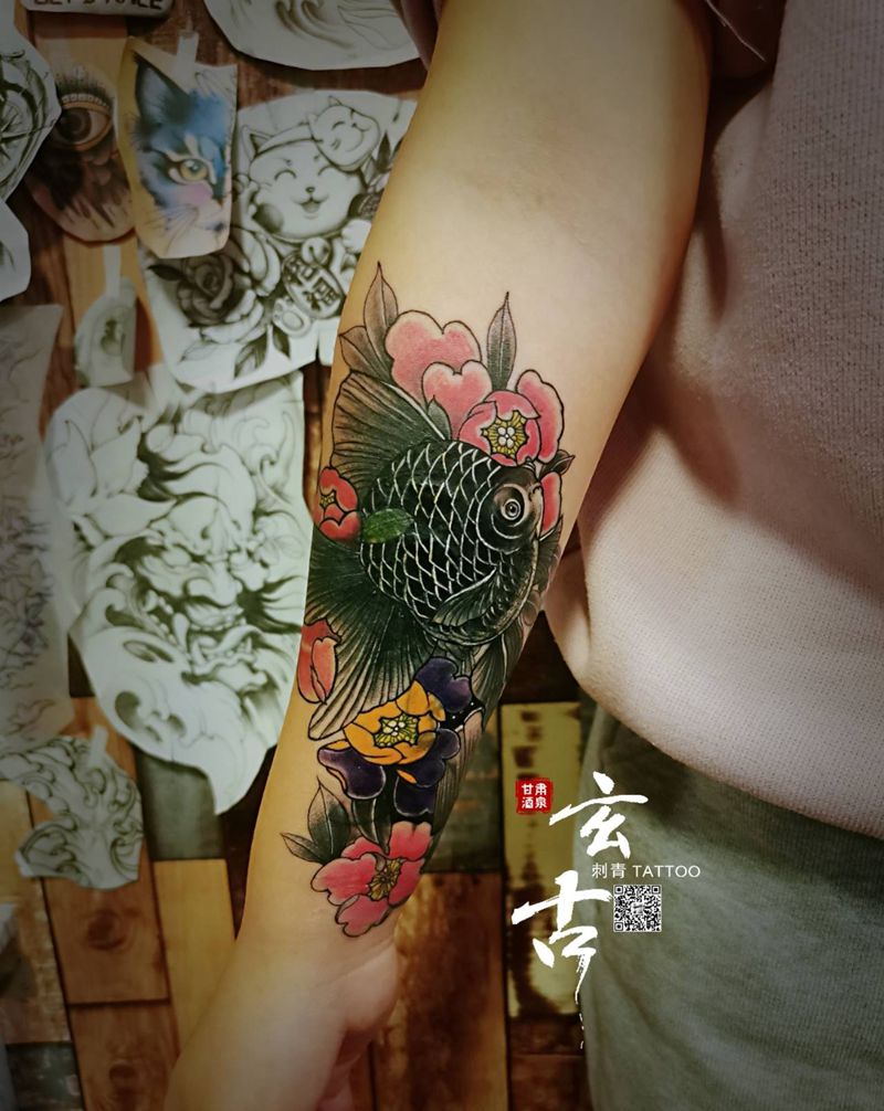 金鱼纹身图片_手臂新传统遮盖纹身图案