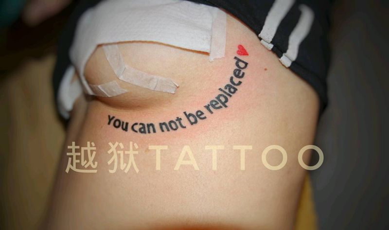 字母纹身图片_胸部纹身图案