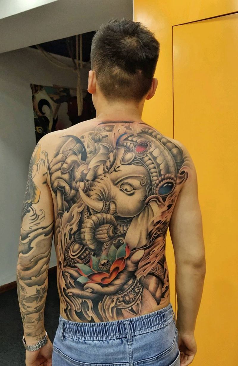 满背象神纹身图片_背部新传统纹身图案