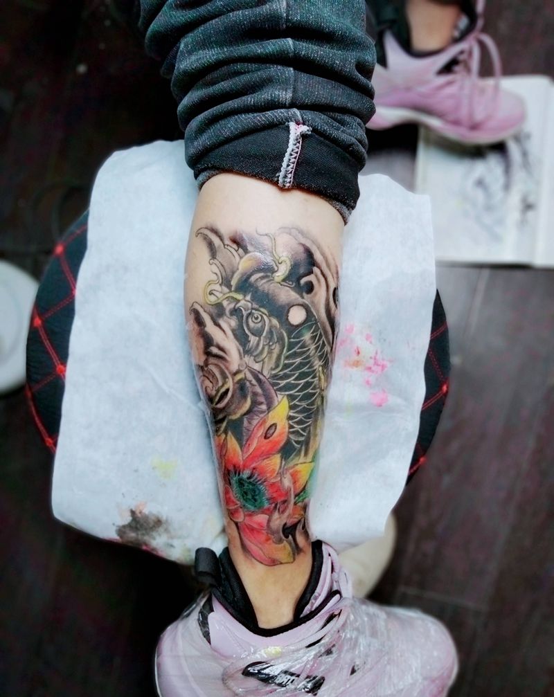 锦鲤纹身图片_腿部新传统纹身图案