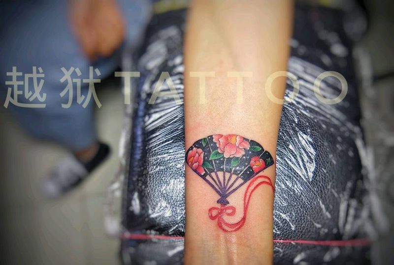 彩扇纹身图片_手部水彩纹身图案