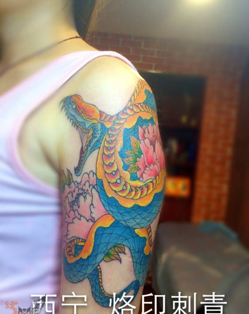 大花蛇纹身图片_传统动物肩部纹身图案