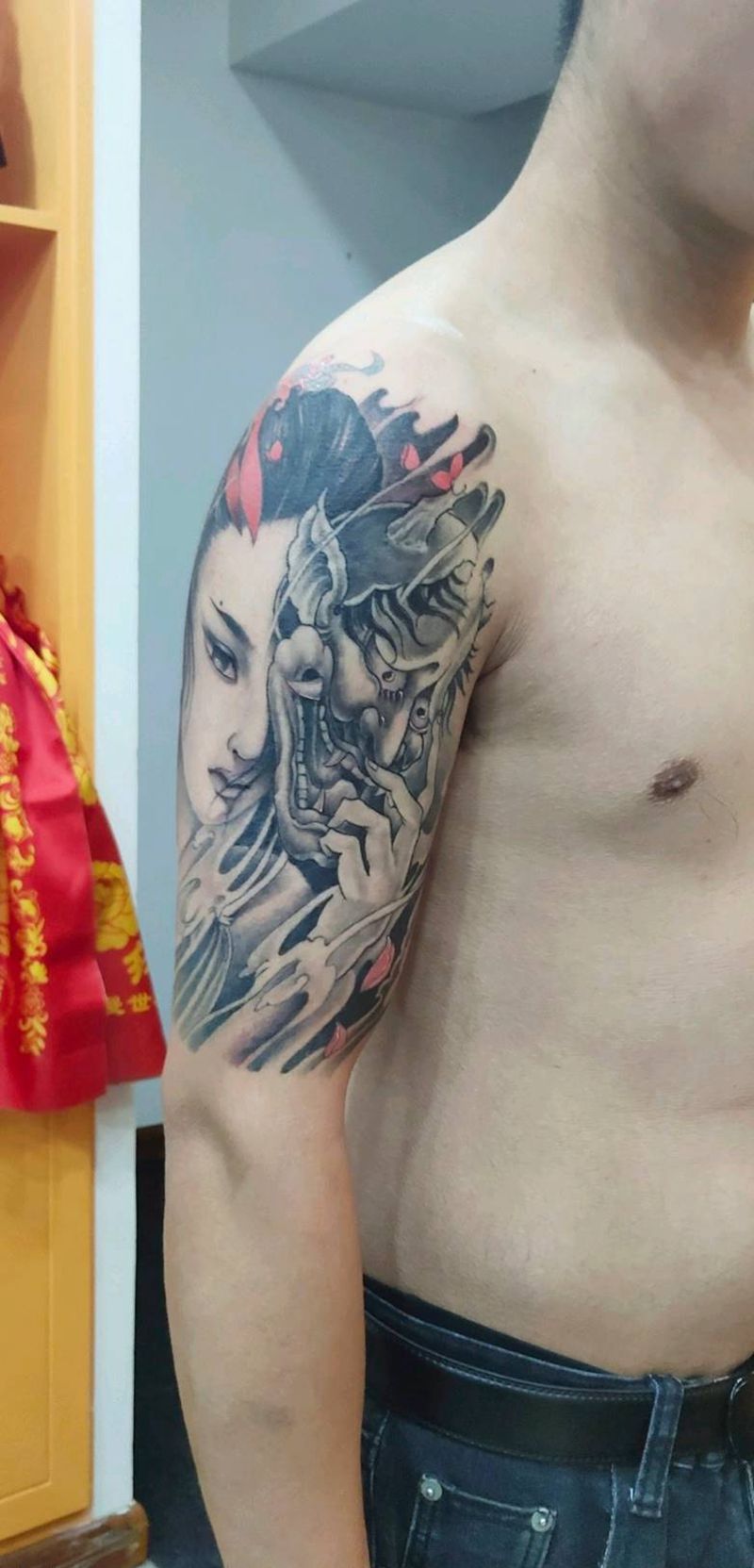 大臂艺妓纹身图片_手臂纹身图案