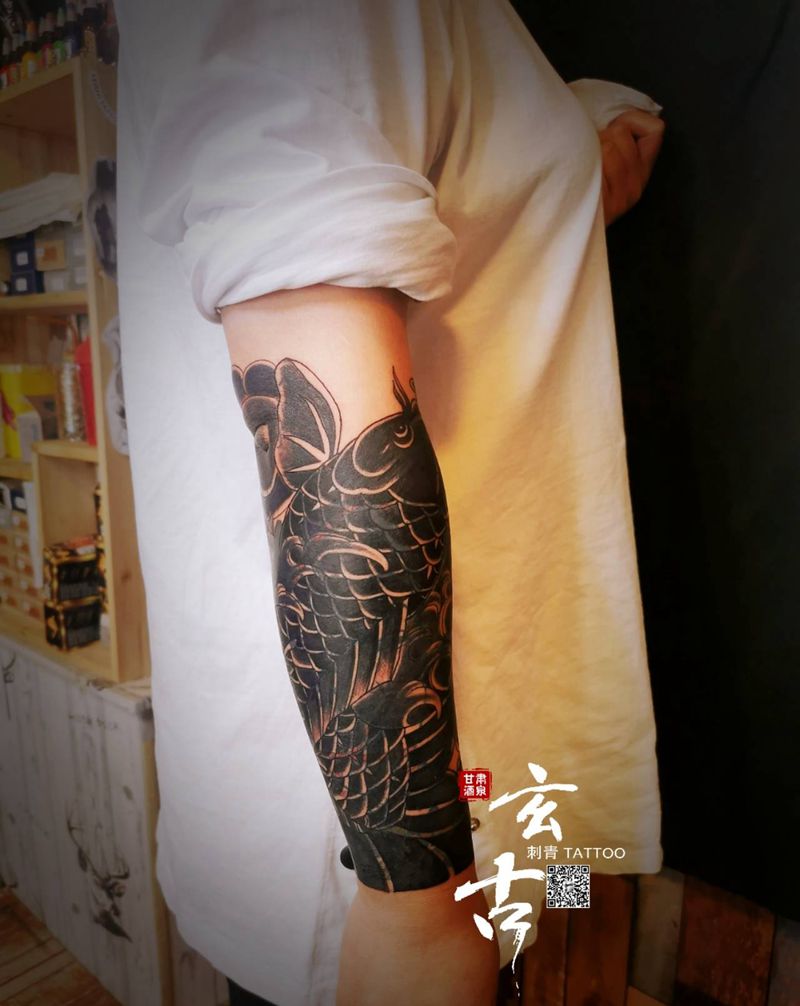 日式锦鲤纹身图片_手臂老传统纹身图案
