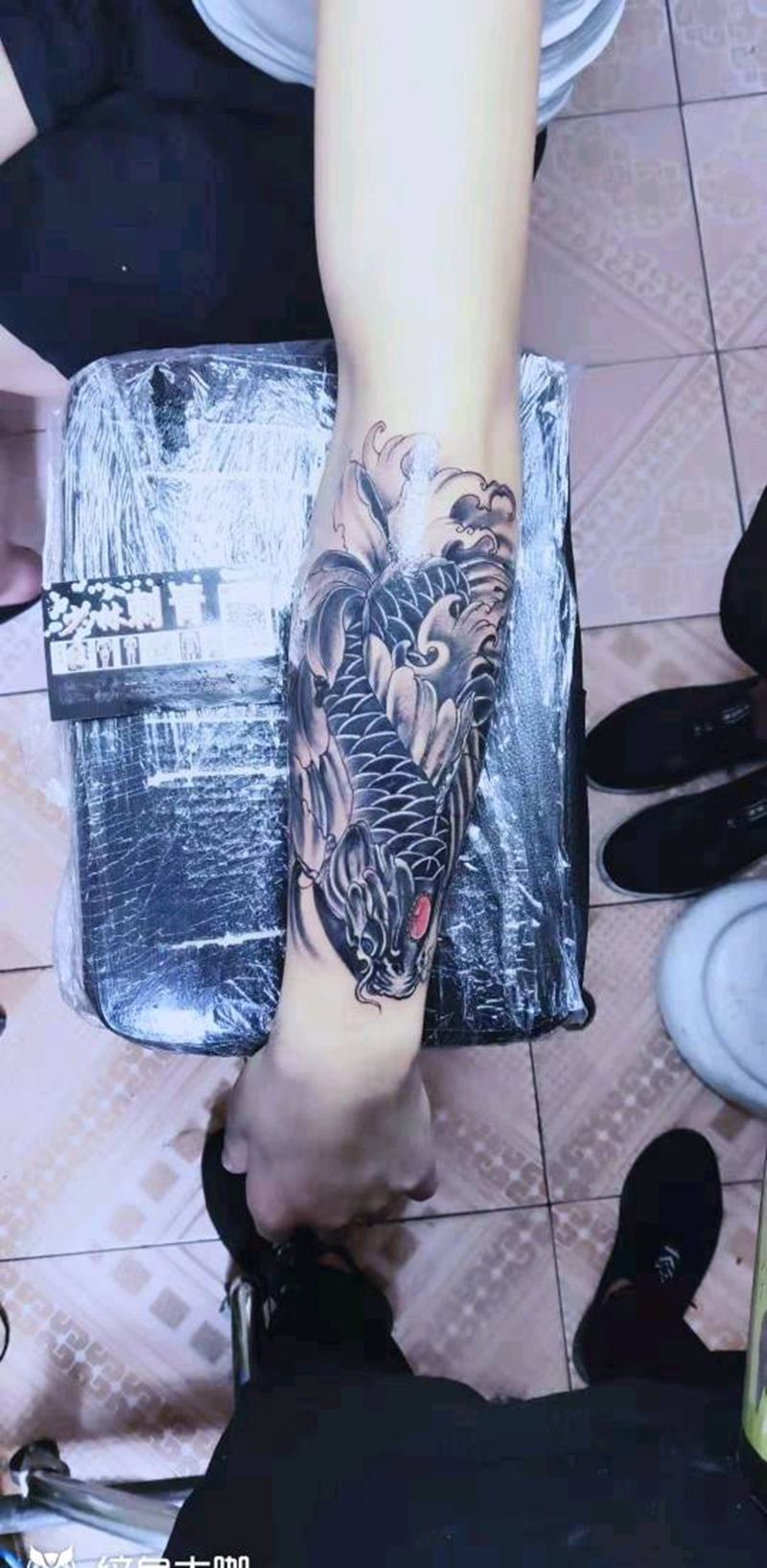 锦鲤纹身图片_手臂老传统纹身图案