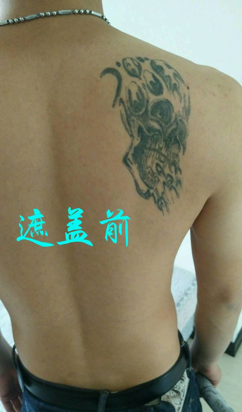 武士遮盖骷髅头纹身图片_背部新传统纹身图案