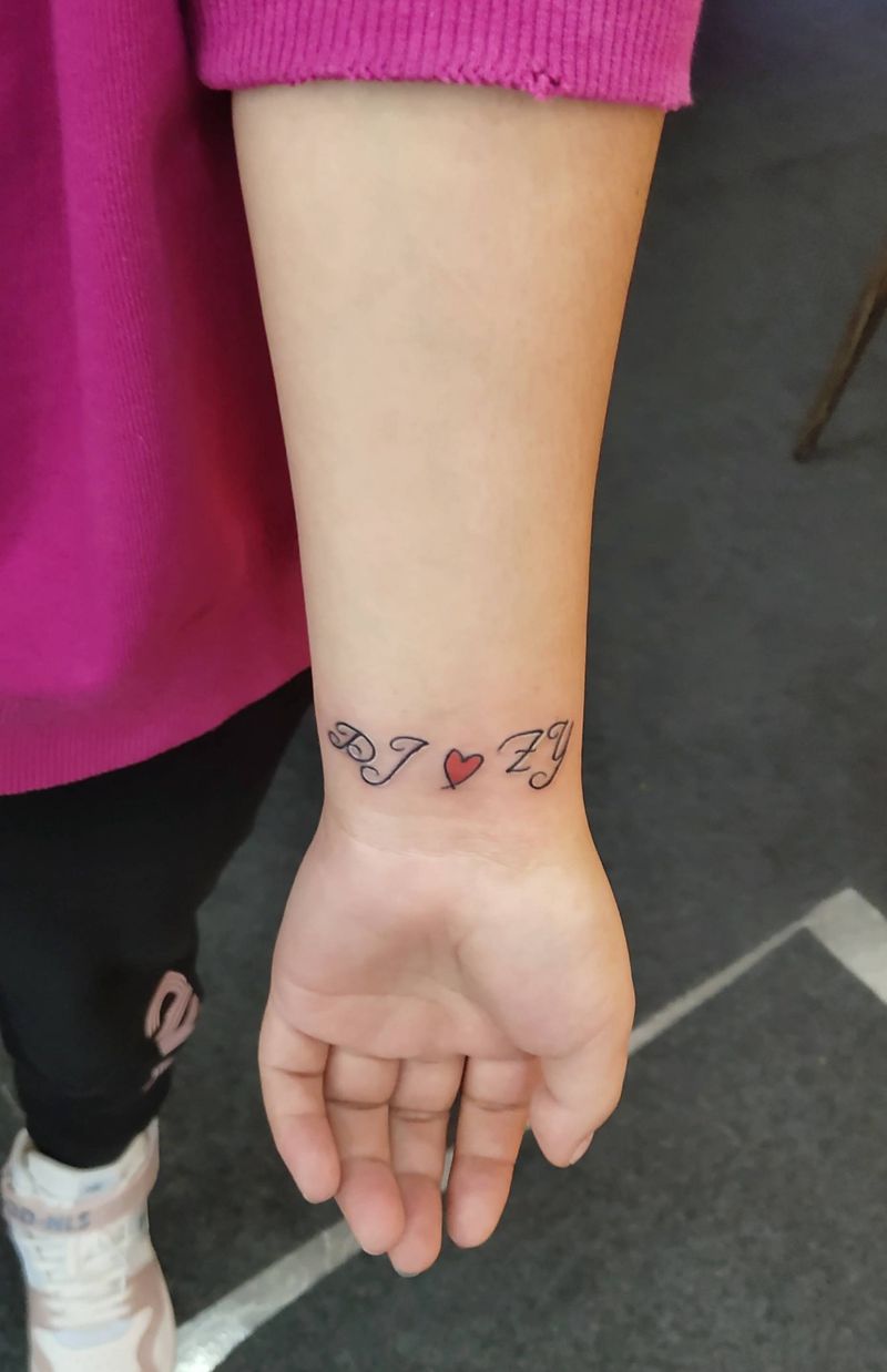 小字母纹身图片_手臂新传统纹身图案