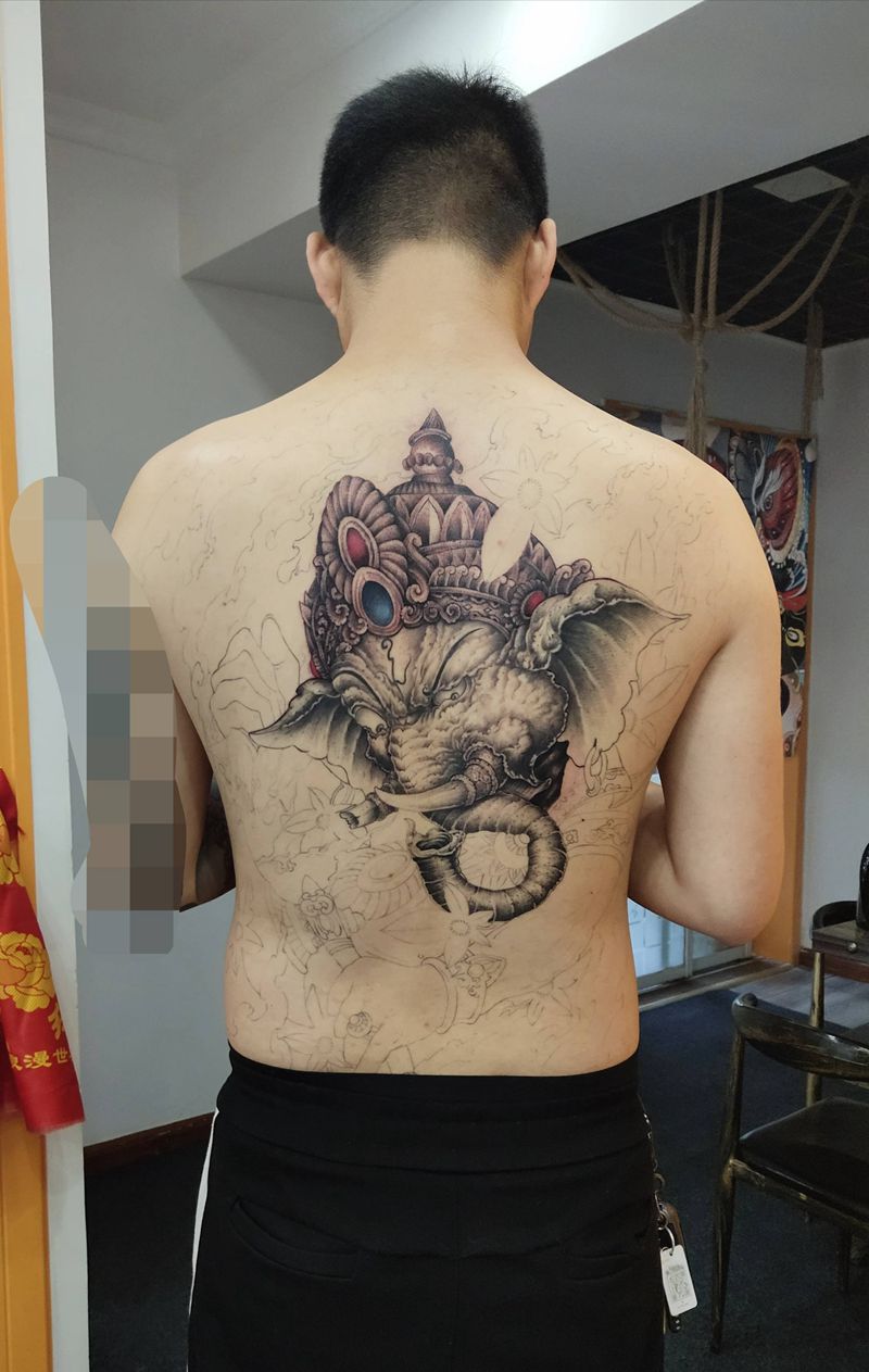 满背象神纹身图片_背部新传统纹身图案